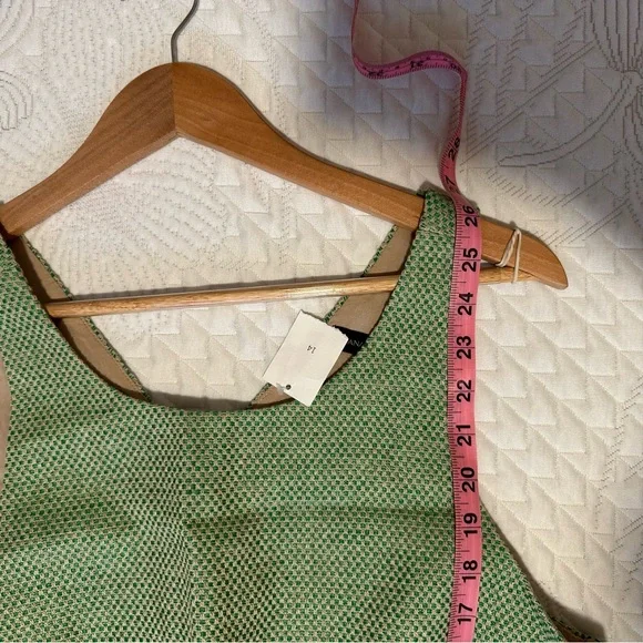 Banana Republic Textured Green Sleeveless Blouse - Picture 4 of 5
